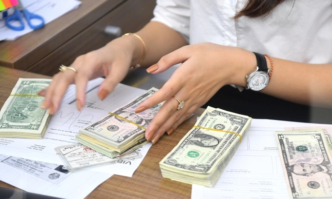 Dollar dips against dong – VnExpress International