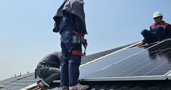 Giá tấm pin năng lượng, pin lưu trữ đồng loạt tăng giữa “cơn sốt” lắp điện mặt trời mái nhà