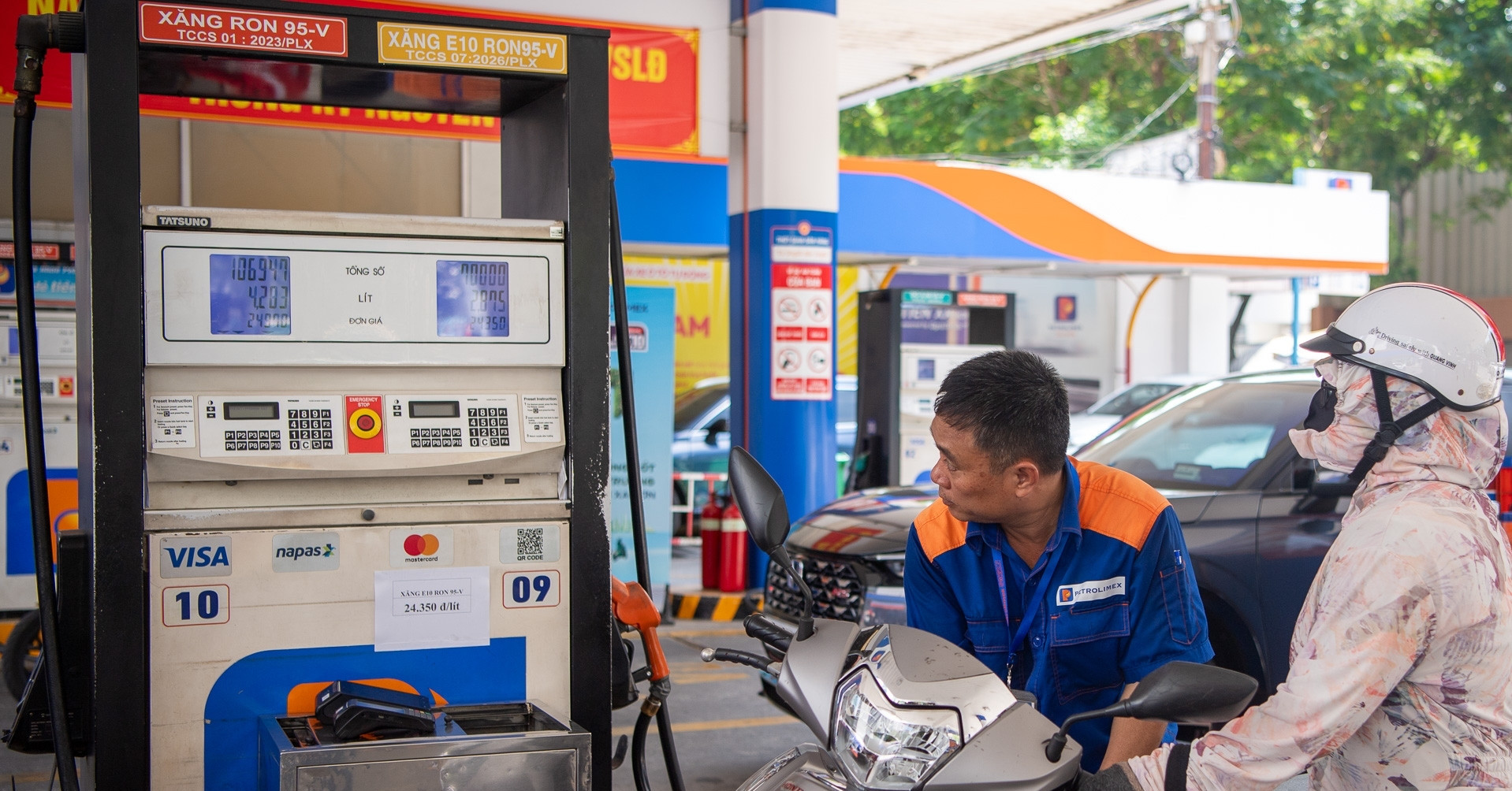 Giá xăng tăng hơn 1.400 đồng/lít, xăng E10 lập mặt bằng giá mới