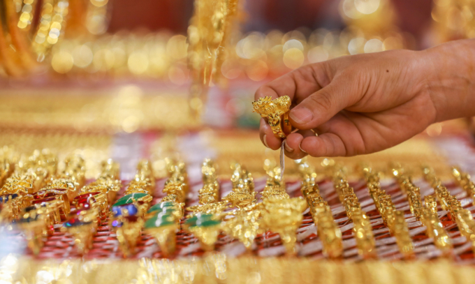 Gold prices drop to 4-month bottom
