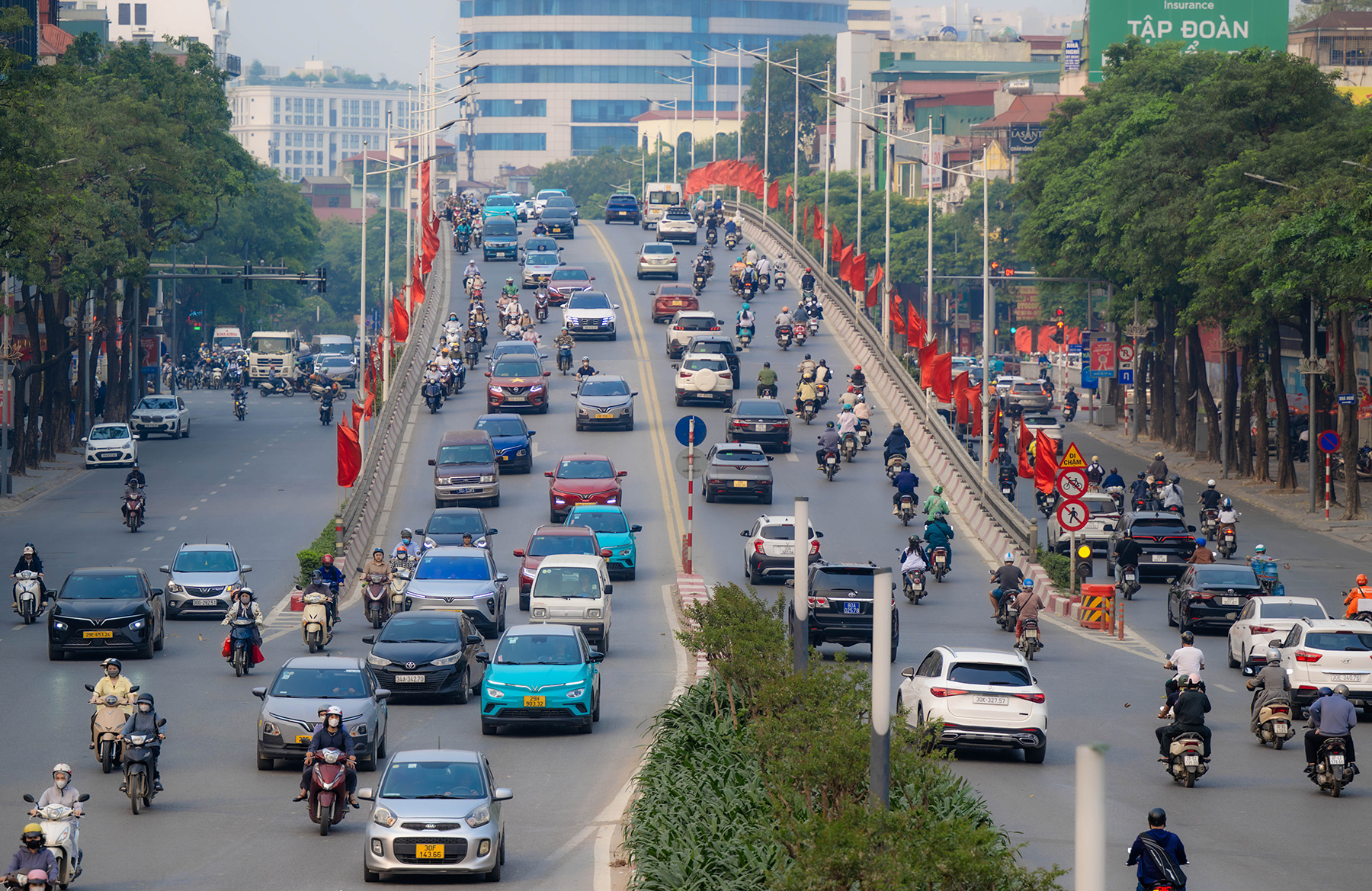 Hà Nội đề xuất mốc chuyển toàn bộ taxi, xe công nghệ sang dùng năng lượng xanh
