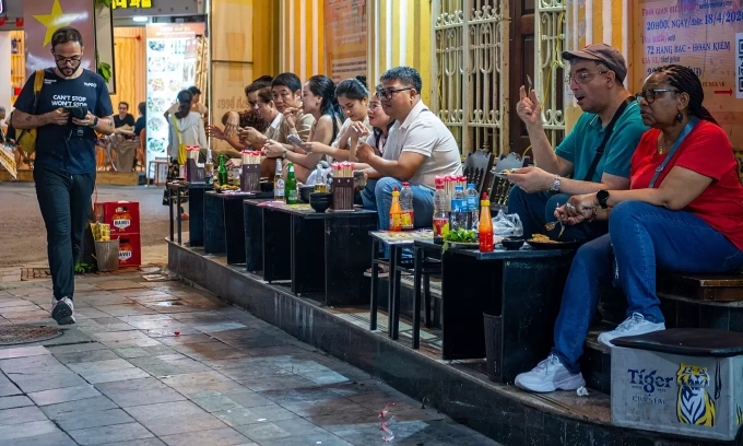 Hanoi mulls leasing sidewalks to businesses at .7 per square meter monthly rent
