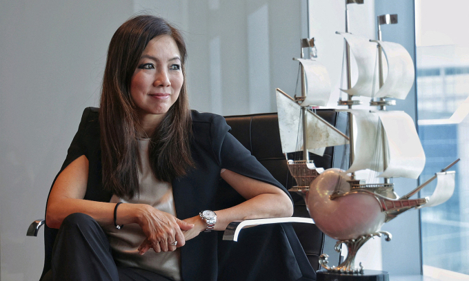How did Singapore biggest lender DBS’s stock perform before CEO Tan Su Shan sold 100,000 shares?