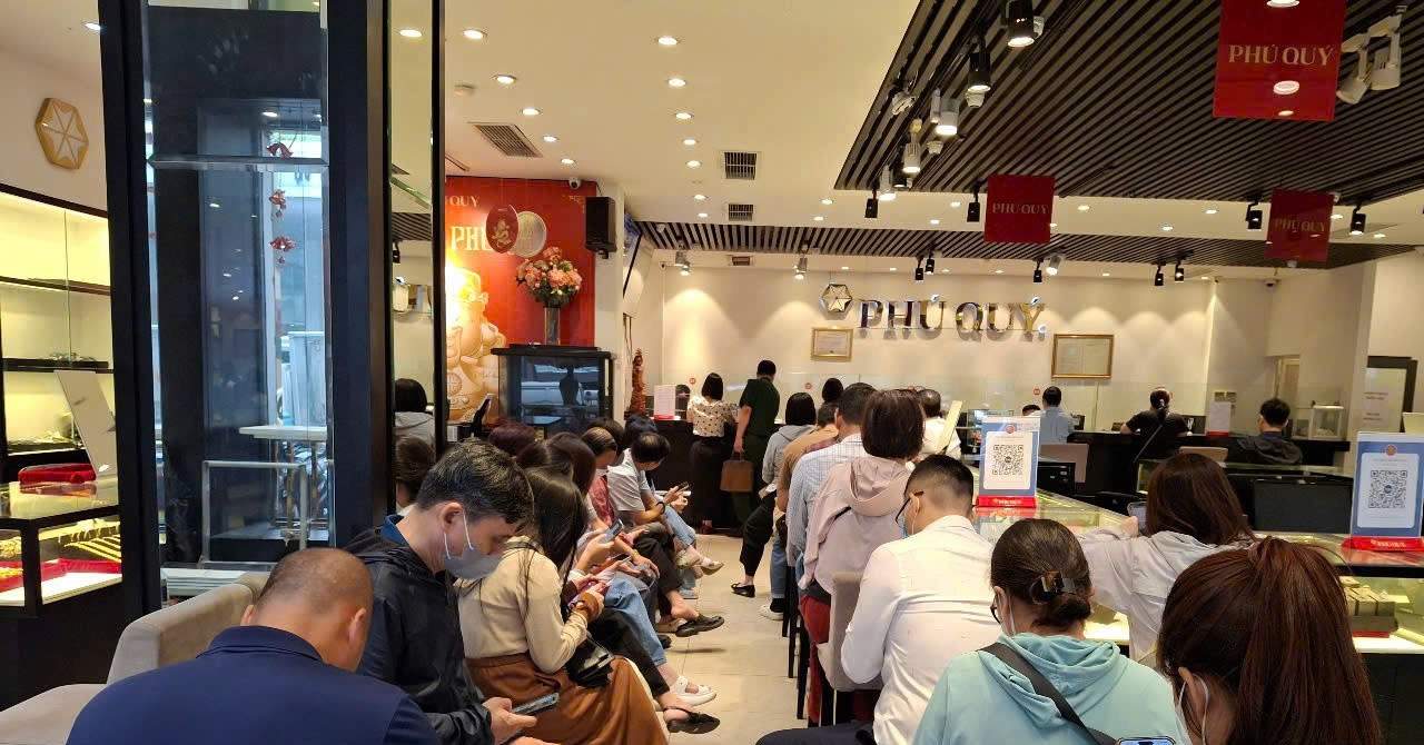 Khung cảnh tiệm vàng khi giá vàng giảm sâu; xăng E10 sắp bán rộng rãi Khung cảnh tiệm vàng khi giá vàng giảm sâu; xăng E10 sắp bán rộng rãi