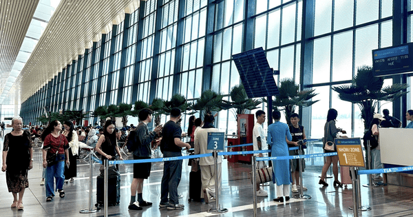Người dân ùn ùn trở lại TPHCM sau lễ, giá vé máy bay từ Hà Nội vào Nam cao ngang dịp Tết Người dân ùn ùn trở lại TPHCM sau lễ, giá vé máy bay từ Hà Nội vào Nam cao ngang dịp Tết