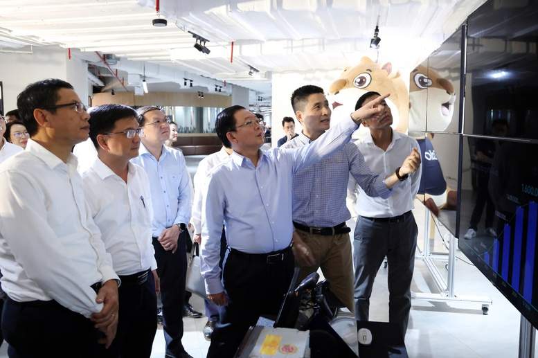 Phó Thủ tướng Hồ Quốc Dũng: Doanh nghiệp Việt cần tiên phong làm chủ AI, UAV chiến lược