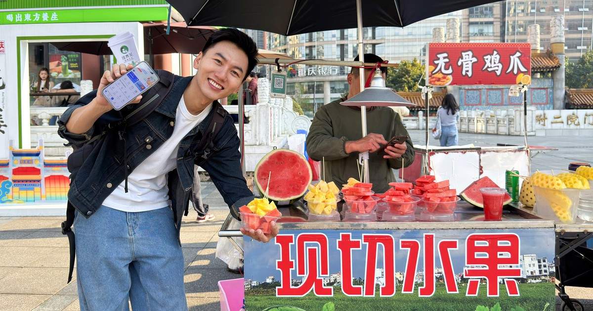 Từ trung tâm thương mại đến gánh hàng rong