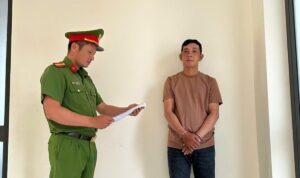 Thi hành lệnh bắt tạm giam cựu nhân viên ngân hàng Phan Đình Dân SN 1991