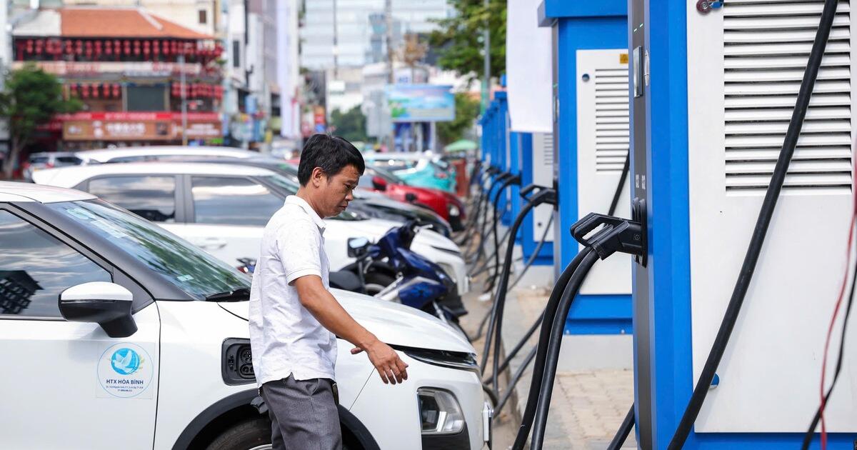 Các trạm sạc xe điện có thể mua điện tái tạo trực tiếp, không qua EVN
