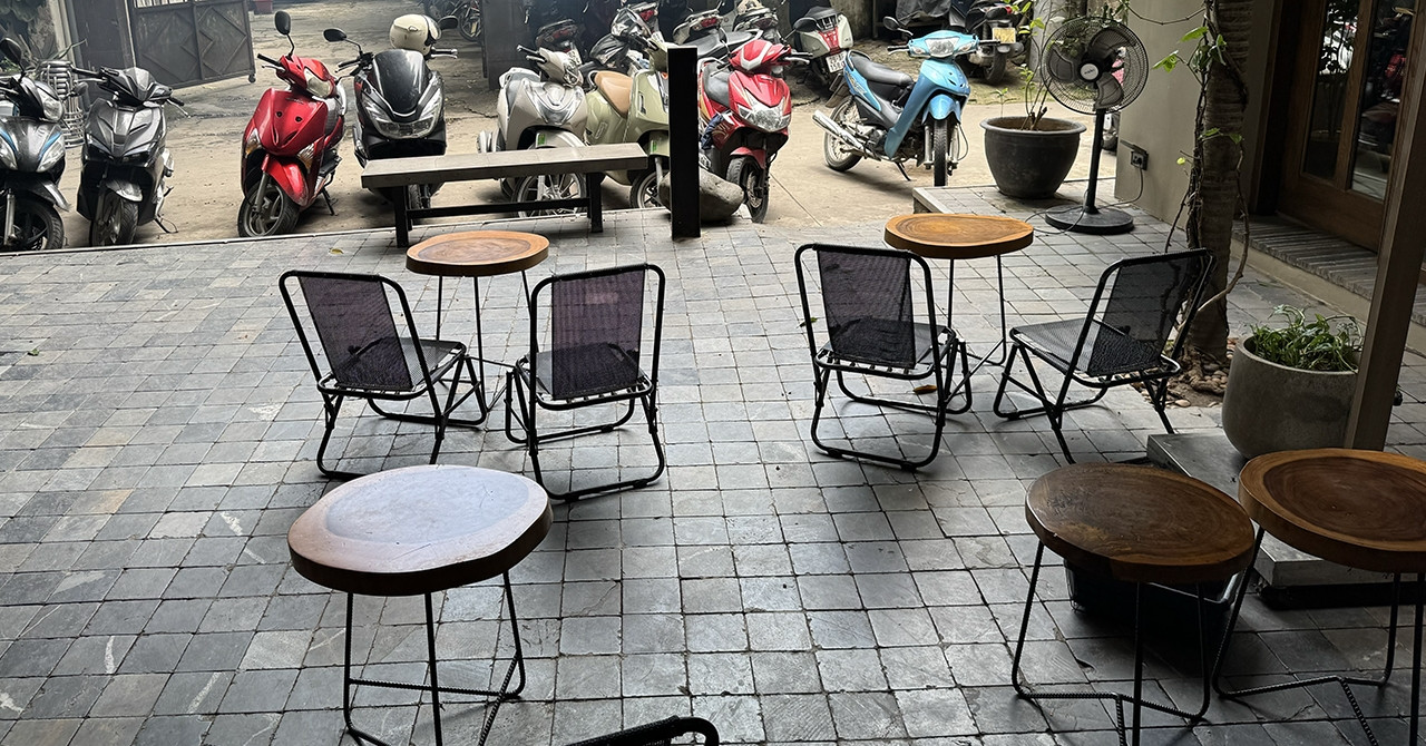 Chi tiền trăm triệu thay vỉa hè, chủ quán cà phê rơi vào cảnh trớ trêu