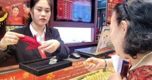 Chuyên gia lý giải vì sao giá vàng “ngủ dậy” giảm hàng triệu đồng mỗi lượng Chuyên gia lý giải vì sao giá vàng “ngủ dậy” giảm hàng triệu đồng mỗi lượng