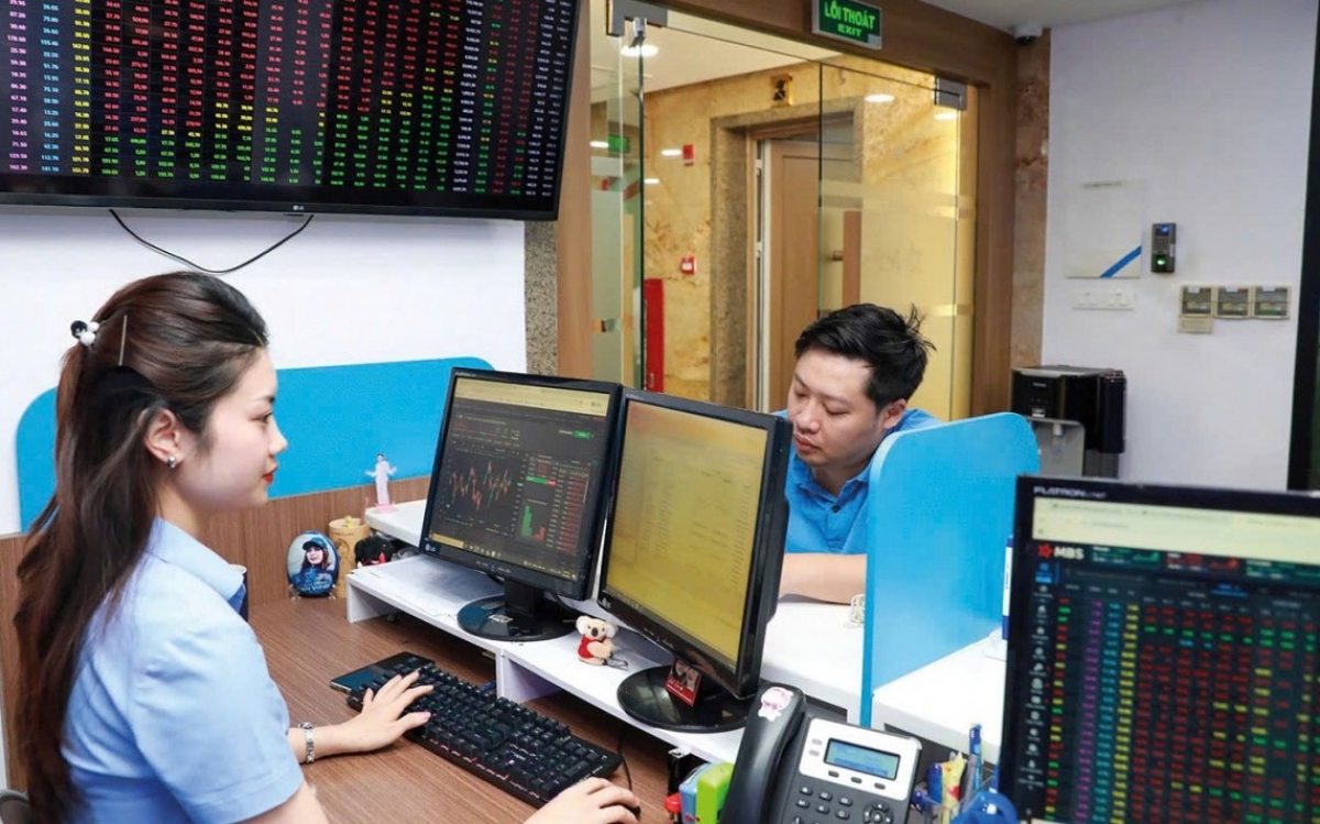 Củng cố nội lực thị trường trước cơn gió ngược từ quốc tế Củng cố nội lực thị trường trước cơn gió ngược từ quốc tế