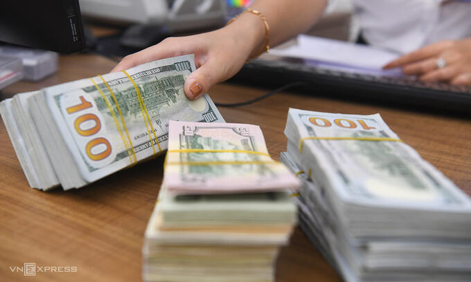Dollar dips against dong – VnExpress International