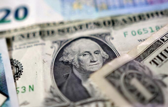 Dollar slips against dong on black market