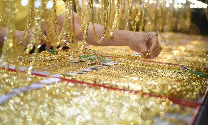 Gold prices continue to decline