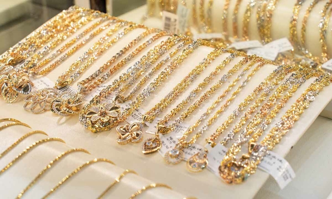 Gold prices shoot up from 8-month low Gold prices shoot up from 8-month low