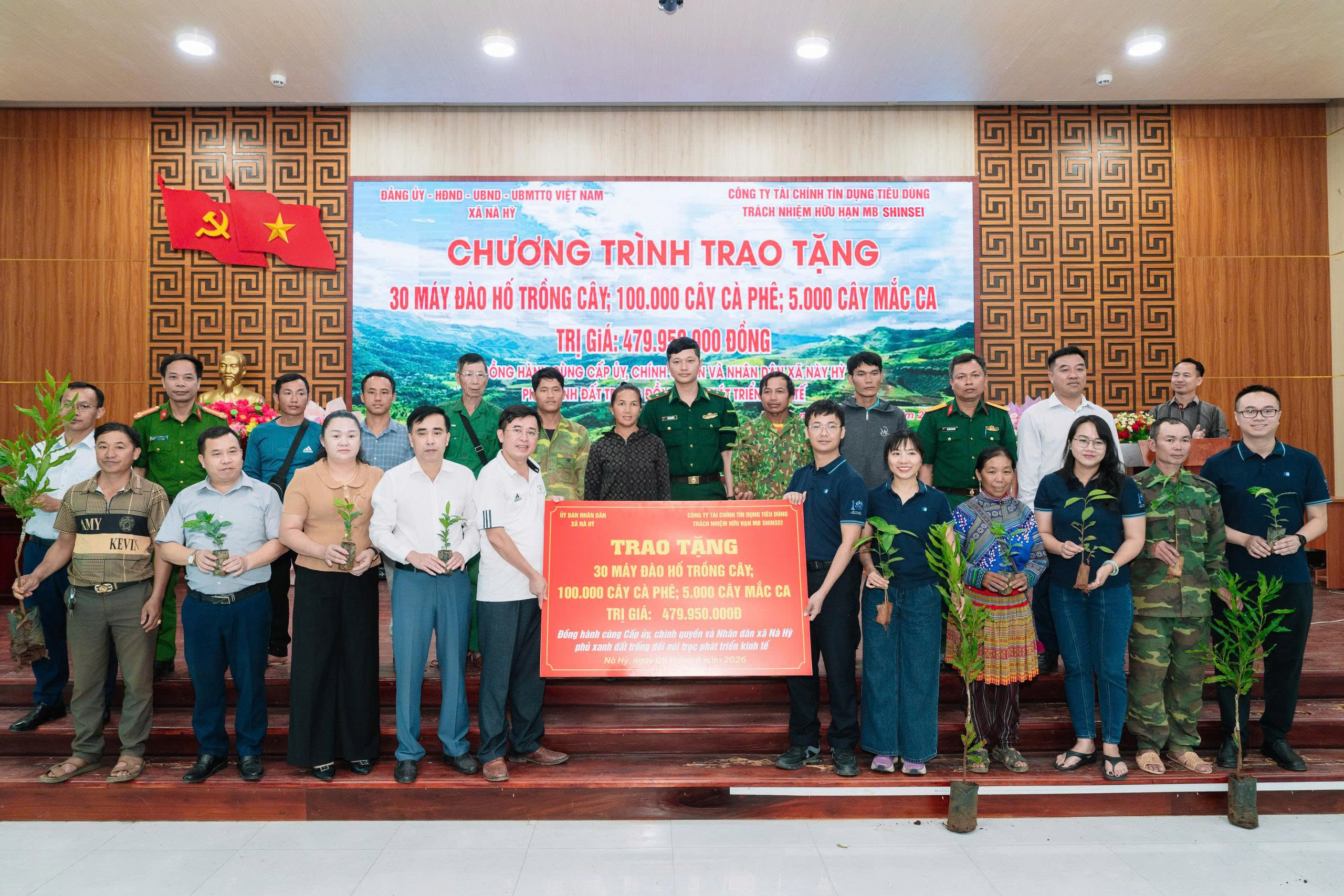 Mcredit trao tặng 105.000 cây giống, hỗ trợ sinh kế cho người dân Nà Hỳ – Điện Biên Mcredit trao tặng 105.000 cây giống, hỗ trợ sinh kế cho người dân Nà Hỳ – Điện Biên