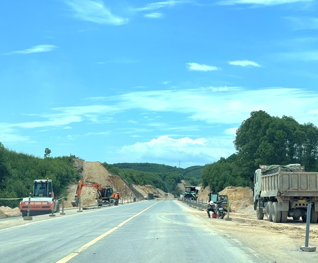 Sắp hoàn thành Dự án mở rộng đoạn Cao tốc La Sơn – Hòa Liên lên quy mô 4 làn xe Sắp hoàn thành Dự án mở rộng đoạn Cao tốc La Sơn – Hòa Liên lên quy mô 4 làn xe