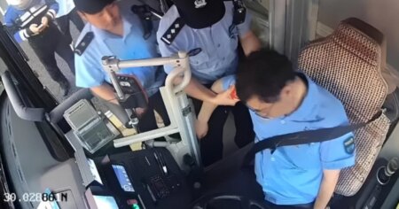 Tài xế xe buýt bất ngờ lên cơn nhồi máu cơ tim vẫn cố gắng 2 lần đạp phanh cứu 12 hành khách trước khi qua đời Tài xế xe buýt bất ngờ lên cơn nhồi máu cơ tim vẫn cố gắng 2 lần đạp phanh cứu 12 hành khách trước khi qua đời