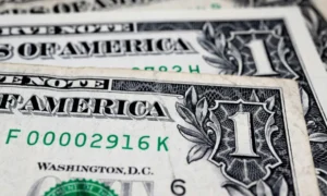 Dollar edges higher against dong on black market