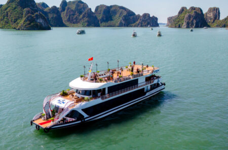 Vịnh Hạ Long ‘đóng cửa’ từ 20/7, Ninh Bình ngừng tham quan khi thời tiết xấu