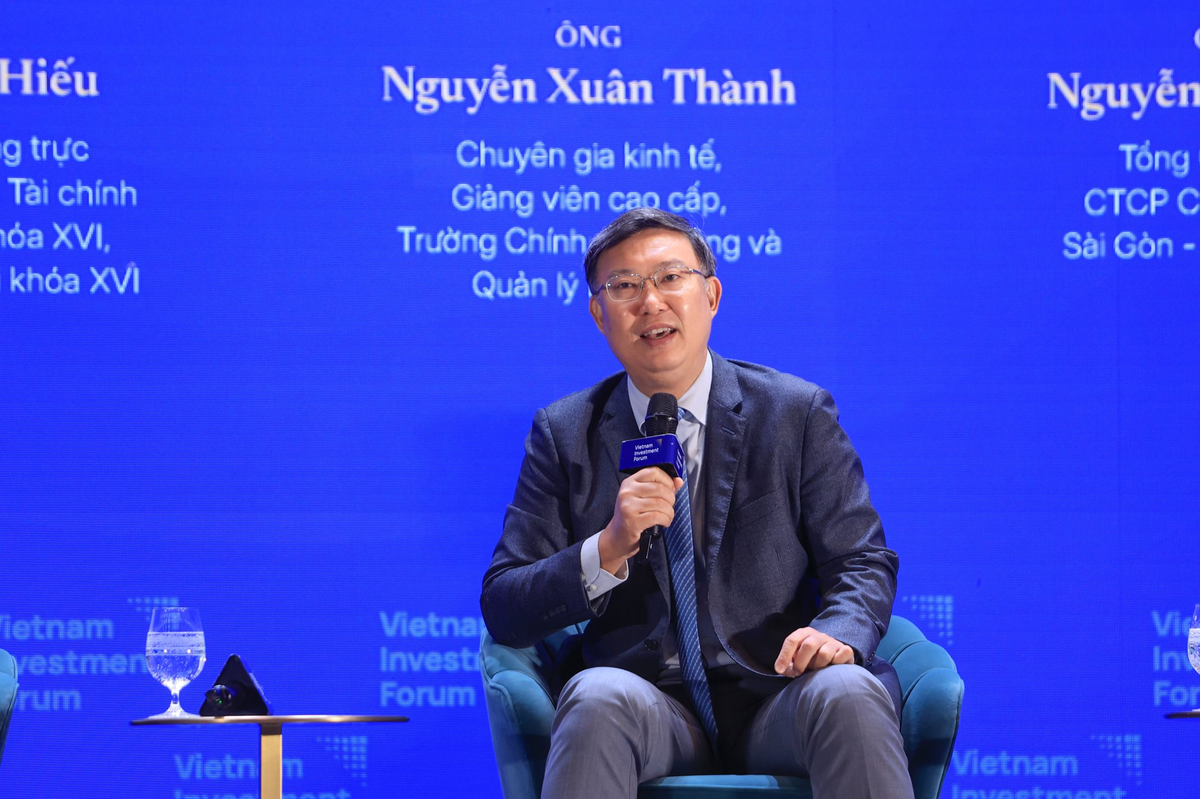 Giá vàng giảm khiến người dân bán ra nhiều hơn mua vào, góp phần hỗ trợ tỷ giá