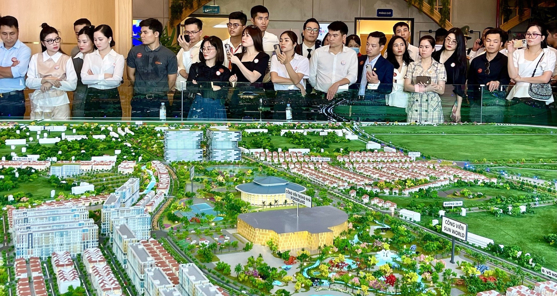 Hà Nội làm đô thị đa mục tiêu, ai có lợi? Hà Nội làm đô thị đa mục tiêu, ai có lợi?