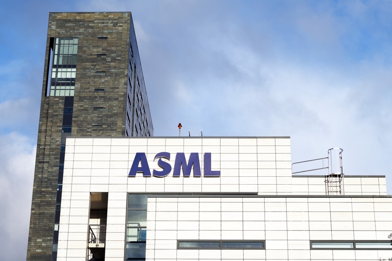 ASML chi 20.000 euro thưởng giữ chân nhân viên, cuộc đua nhân lực chip tăng nhiệt ASML chi 20.000 euro thưởng giữ chân nhân viên, cuộc đua nhân lực chip tăng nhiệt