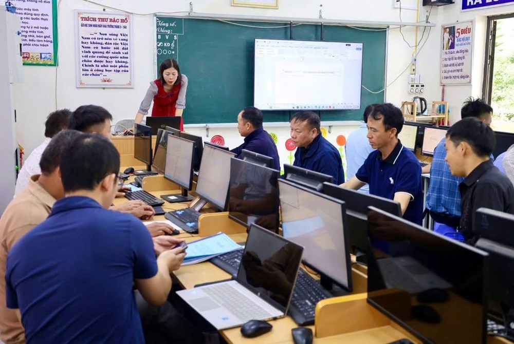Cán bộ thôn, bản là “hạt nhân” chuyển đổi số cơ sở Cán bộ thôn, bản là “hạt nhân” chuyển đổi số cơ sở