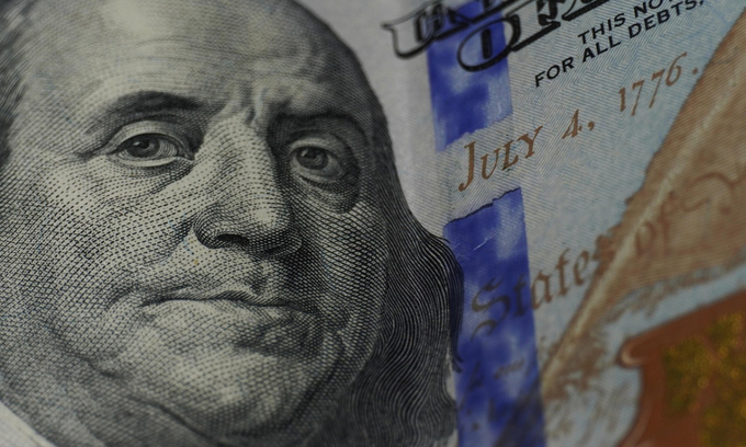 Dollar edges down against dong on black market Dollar edges down against dong on black market