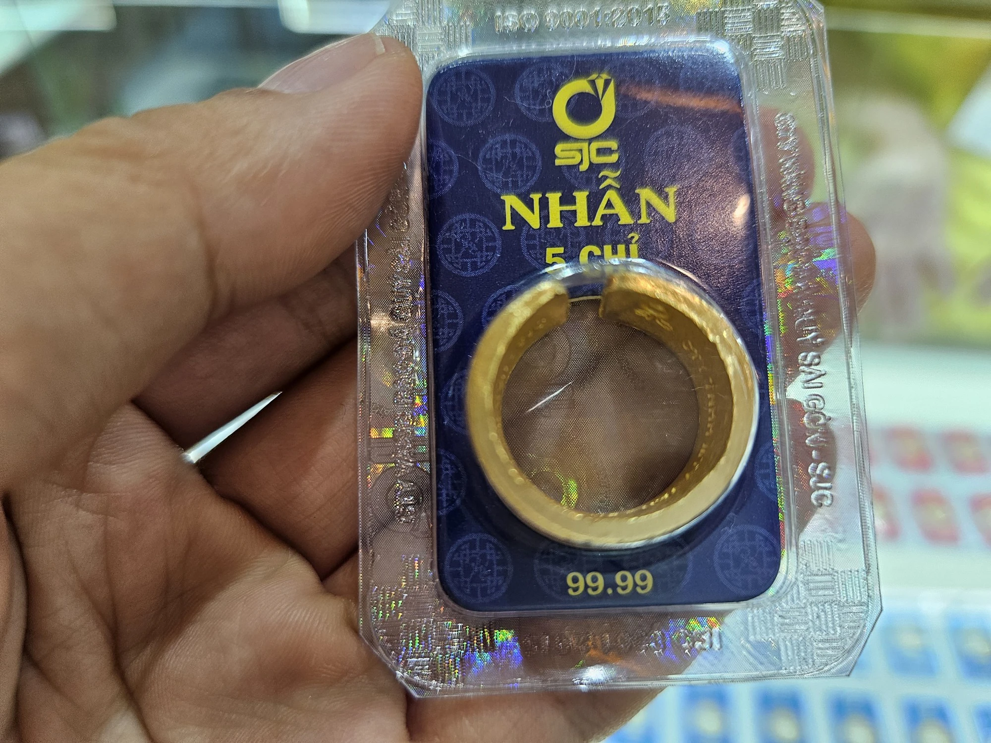 Giá vàng nhẫn và vàng miếng giảm, PNJ ổn định Giá vàng nhẫn và vàng miếng giảm, PNJ ổn định