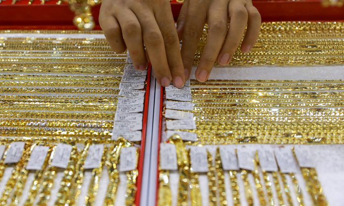 Gold prices fall after morning rise