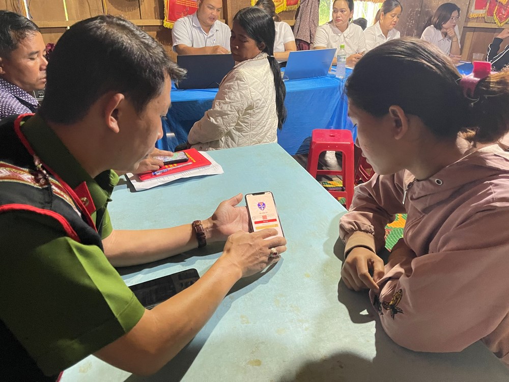 Hành chính công ngay tại… nhà rông Hành chính công ngay tại… nhà rông