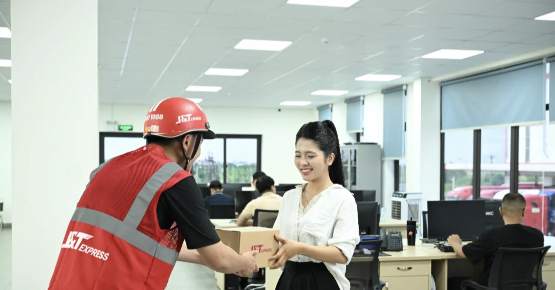 J&T Express tặng voucher mừng 8 năm đồng hành cùng người dùng Việt