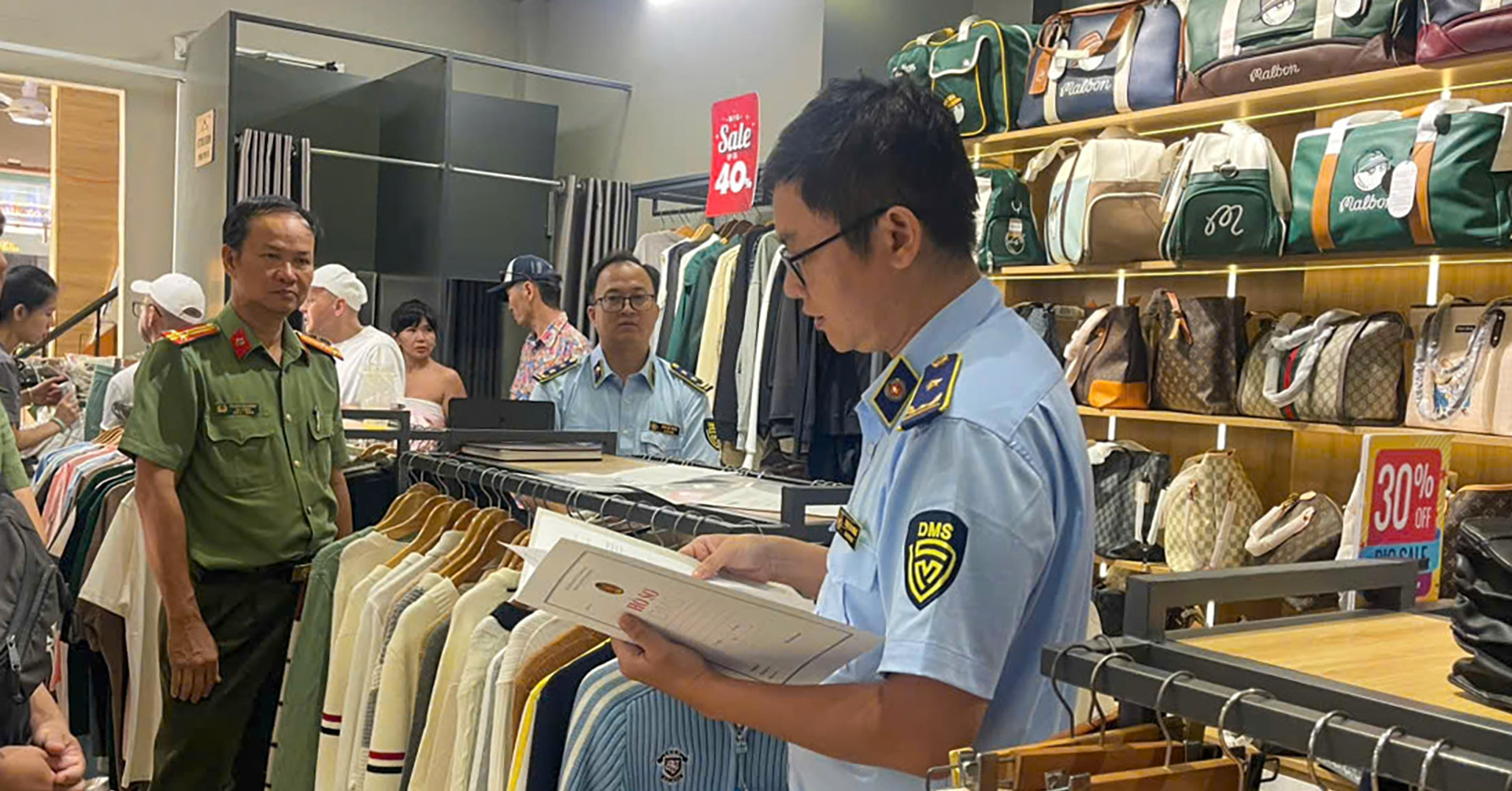Khánh Hòa phát hiện gần 1.000 vụ buôn lậu và hàng giả, khởi tố 28 bị can Khánh Hòa phát hiện gần 1.000 vụ buôn lậu và hàng giả, khởi tố 28 bị can