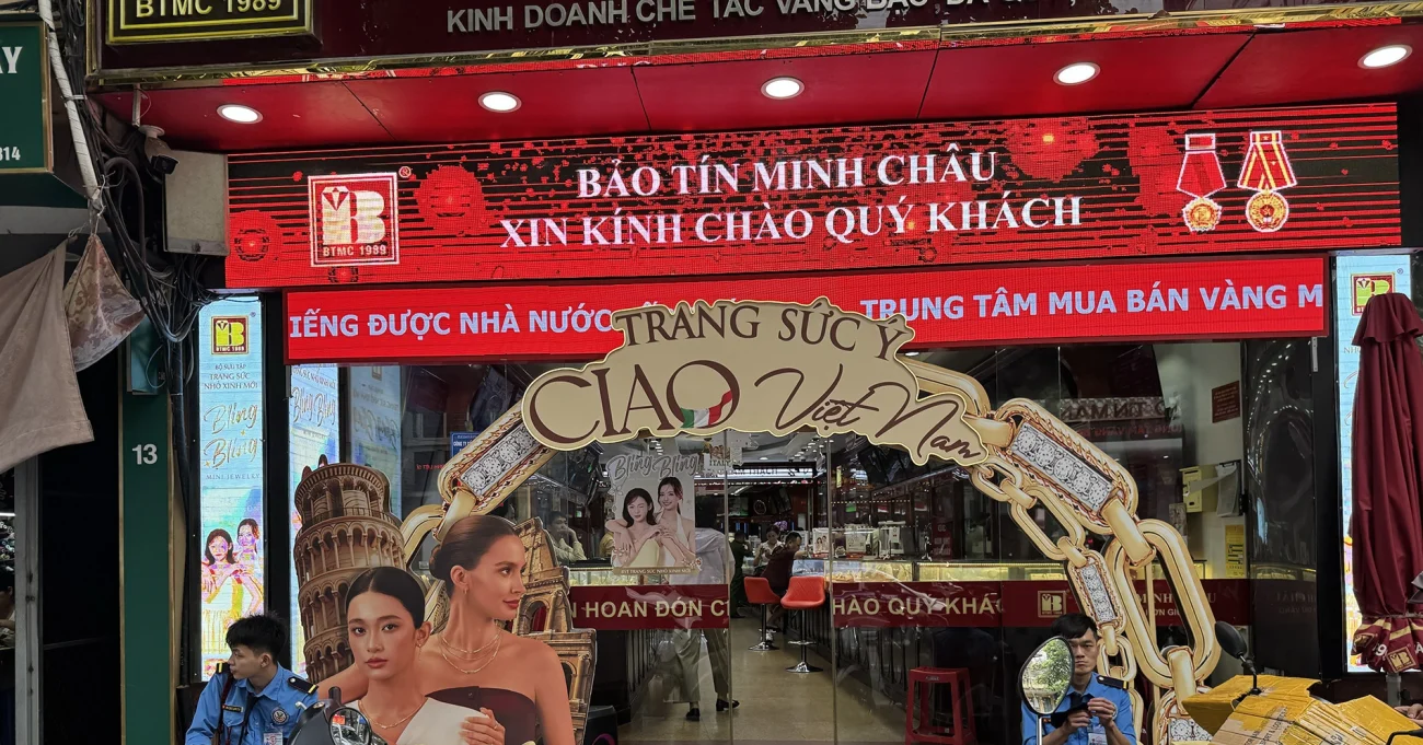 Phố vàng Hà Nội hiu hắt, đổ xô bán vàng ở TPHCM; 50.000 đôi giày Nike bị làm giả Phố vàng Hà Nội hiu hắt, đổ xô bán vàng ở TPHCM; 50.000 đôi giày Nike bị làm giả