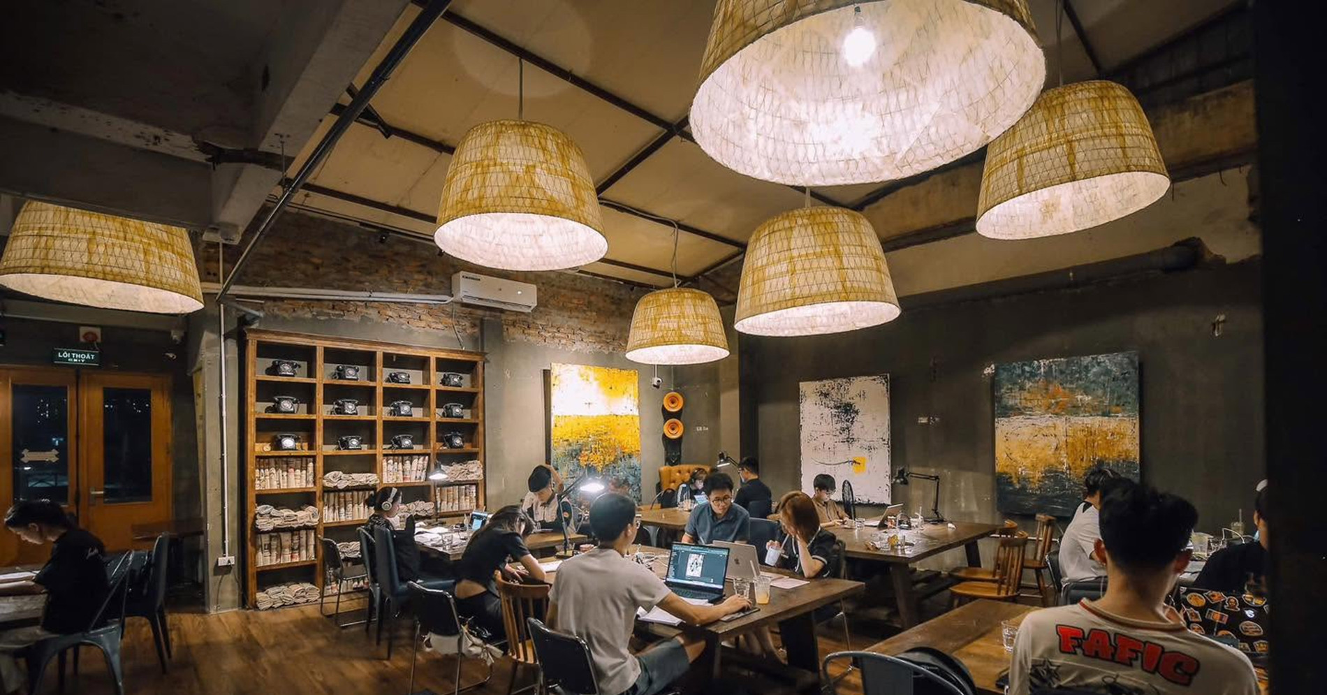 Quán cà phê Hà Nội né mặt bằng đẹp, vì sao chui vào ngõ ngách vẫn kín khách? Quán cà phê Hà Nội né mặt bằng đẹp, vì sao chui vào ngõ ngách vẫn kín khách?