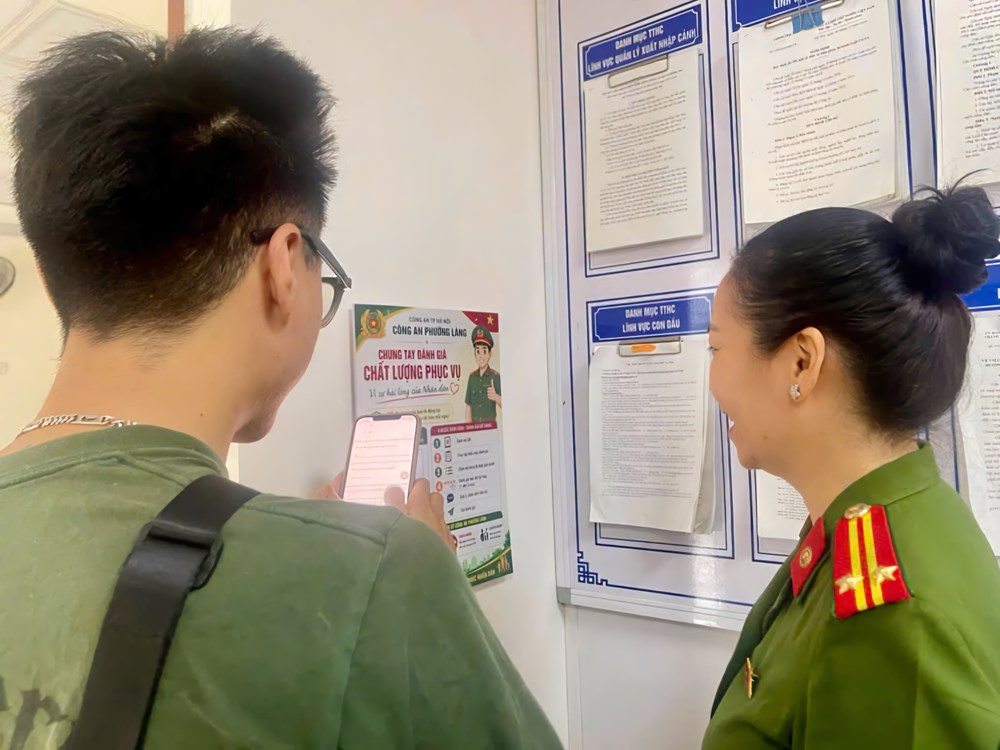 Quét mã QR chấm điểm chất lượng phục vụ của công an Quét mã QR chấm điểm chất lượng phục vụ của công an