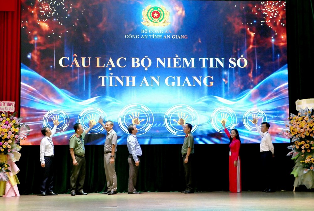 Ra mắt Câu lạc bộ “Niềm tin số tỉnh An Giang” Ra mắt Câu lạc bộ “Niềm tin số tỉnh An Giang”