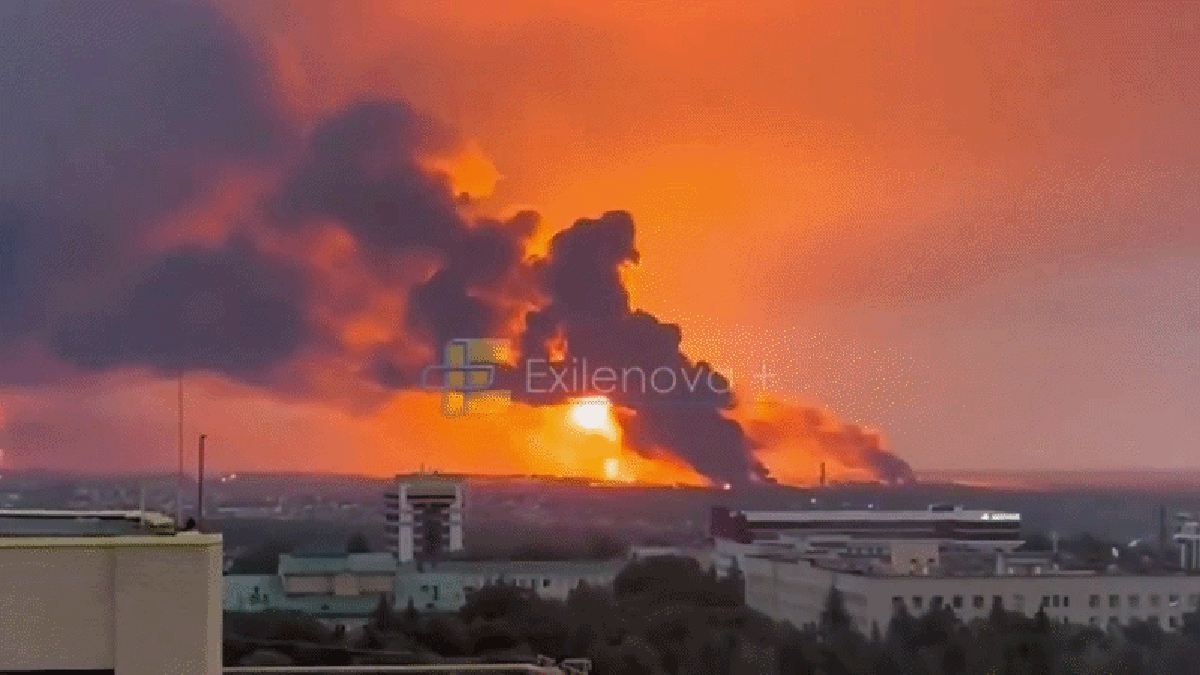 Ukraine tập kích ba kho dầu sâu trong lãnh thổ Nga Ukraine tập kích ba kho dầu sâu trong lãnh thổ Nga