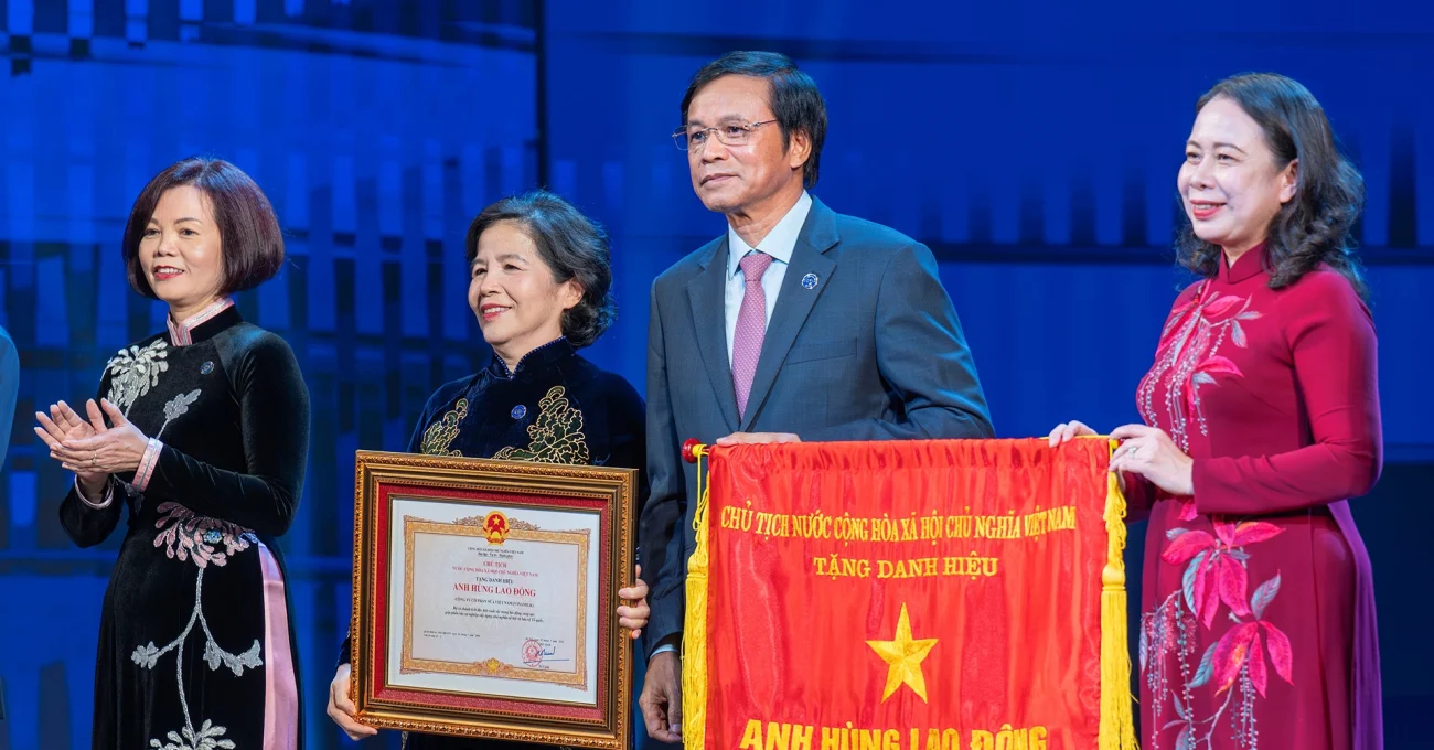 Vinamilk đón nhận danh hiệu Anh hùng Lao động lần 2 Vinamilk đón nhận danh hiệu Anh hùng Lao động lần 2