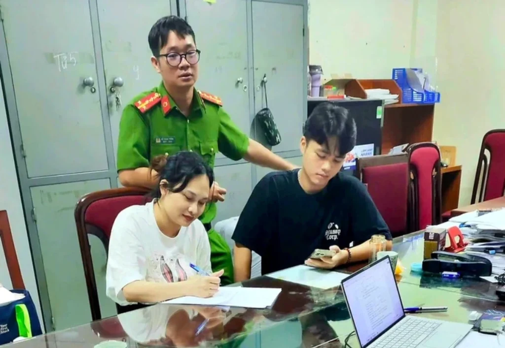 Vợ cũ của Mr Hunter khai về nguồn gốc 143 miếng vàng bị cảnh sát thu giữ Vợ cũ của Mr Hunter khai về nguồn gốc 143 miếng vàng bị cảnh sát thu giữ