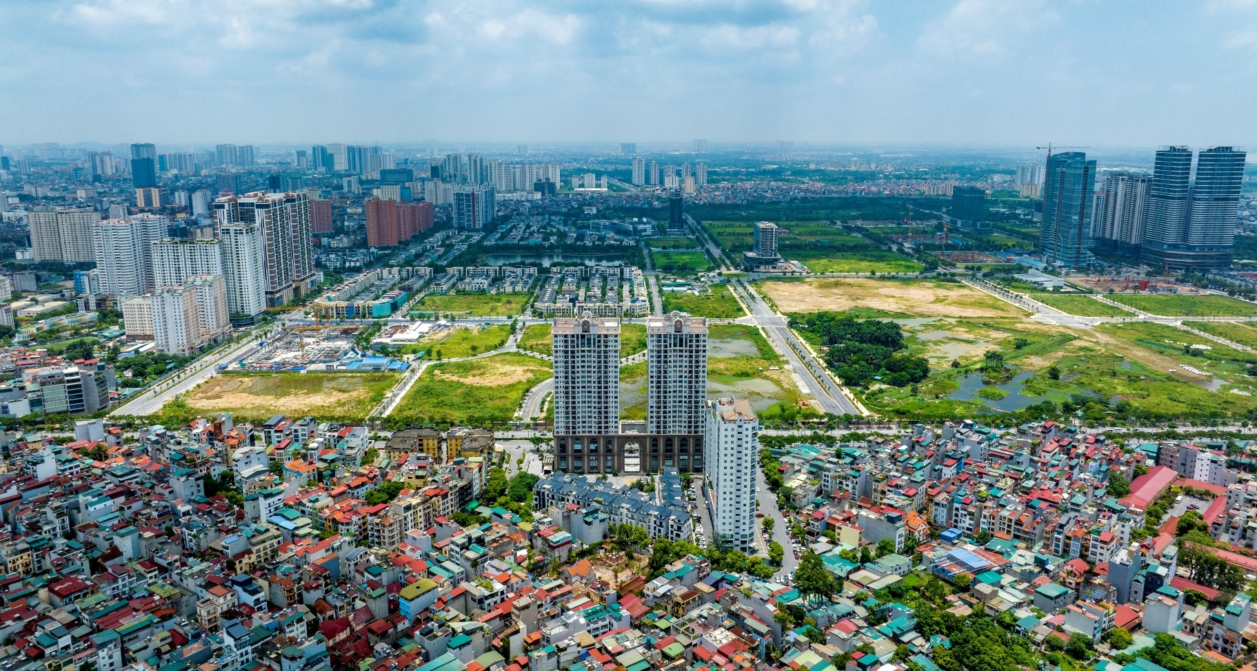 Lãi suất khó giảm mạnh, chuyên gia dự báo bất ngờ về bất động sản cuối năm Lãi suất khó giảm mạnh, chuyên gia dự báo bất ngờ về bất động sản cuối năm