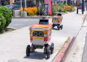 Robot giao hàng tràn ngập Los Angeles, người dân “vừa thương vừa ghét” Robot giao hàng tràn ngập Los Angeles, người dân “vừa thương vừa ghét”