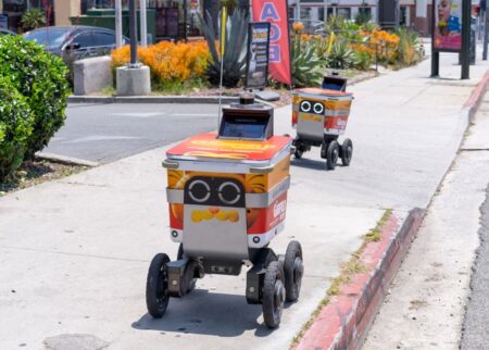 Robot giao hàng tràn ngập Los Angeles, người dân “vừa thương vừa ghét” Robot giao hàng tràn ngập Los Angeles, người dân “vừa thương vừa ghét”