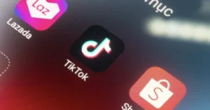 Nhà bán hàng lo sợ bị khóa livestream vì quảng cáo sai sự thật Nhà bán hàng lo sợ bị khóa livestream vì quảng cáo sai sự thật